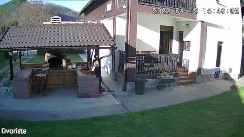 un patio con cenador frente a una casa en Kuća za odmor Jovanović en Perućac
