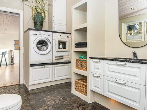 een witte wasruimte met een wasmachine en droger bij Holiday home Silkeborg XXII in Silkeborg