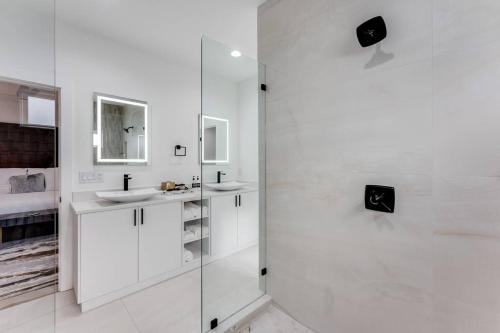 Ένα μπάνιο στο Modern Luxury In The City at Havilah Estates