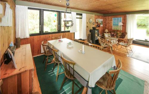 Μια τηλεόραση ή/και κέντρο ψυχαγωγίας στο Stunning Home In Samsø With Kitchen
