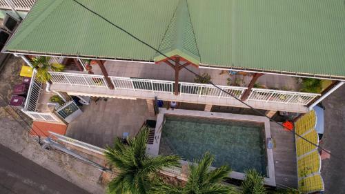 einen Blick über ein Gebäude mit Pool in der Unterkunft bas de VILLA LARCHER avec piscine in Le Marin