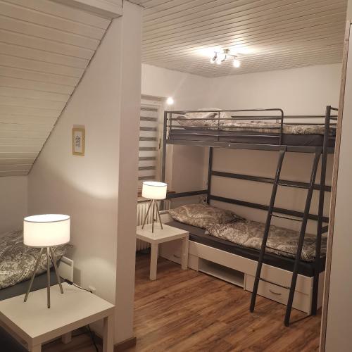 デトモルトにあるFerienunterkunft Ssonの二段ベッド2組とランプ2つが備わる客室です。