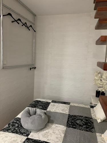a room with a white wall and a chalkboard at LOFT LA LUNA in Villanueva del Arzobispo