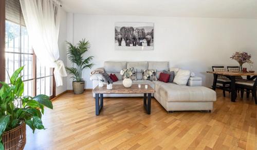 sala de estar con sofá y mesa en Piso Con Encanto, en Jerez de la Frontera