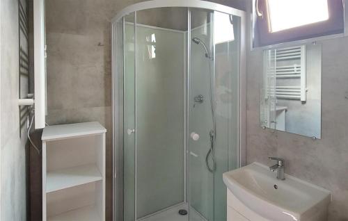 uma casa de banho com um chuveiro, um WC e um lavatório. em Cozy Home In Postomino With Outdoor Swimming Pool em Postomino