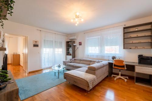 salon z kanapą i stołem w obiekcie Flexible SelfCheckIns 40 - Zagreb - Parking - Big Loggia - New - 2 beedroms w Zagrzebiu