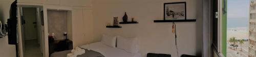 1 dormitorio con cama y ventana en Studio_Copa_Clara en Río de Janeiro