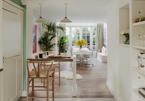 uma cozinha e sala de jantar com mesa e cadeiras em Luxury Home Notting Hill, 4/5 Bed em Londres