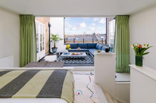 - un salon avec un lit et un canapé dans l'établissement Luxury Home Notting Hill, 4/5 Bed, à Londres