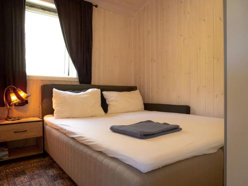 Postel nebo postele na pokoji v ubytování Cozy cabin close to Nedstrand with a stunning view