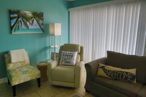 德斯坦的住宿－Lazy Palm Heart Of Destin Spring Break Family Beach Vacation!，客厅配有沙发和椅子
