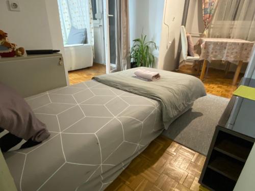 una camera da letto con un letto bianco in una stanza di Dan i noc a Banja Luka
