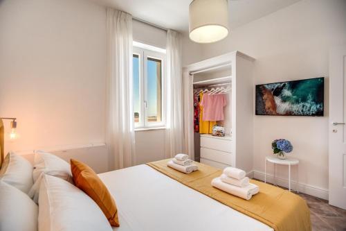 馬薩盧布倫塞的住宿－Suite Solatia，卧室配有白色沙发和窗户。