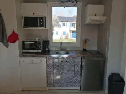 Η κουζίνα ή μικρή κουζίνα στο Appartement calme et propre Le Goelia