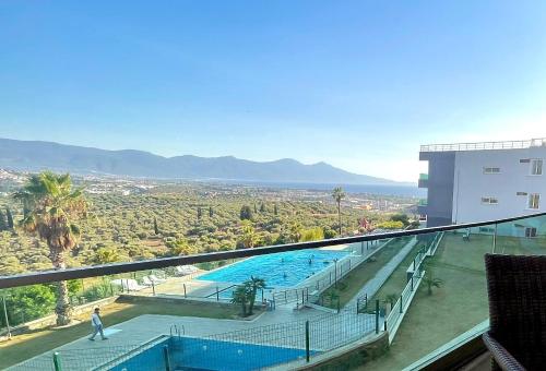 uitzicht op een zwembad vanuit een gebouw bij Vista Panorama Sunshine in Kuşadası