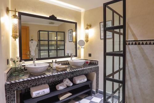 baño con 2 lavabos y espejo grande en DAR LYS, en Fez