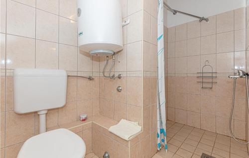 Koupelna v ubytování 1 Bedroom Beautiful Apartment In Primosten