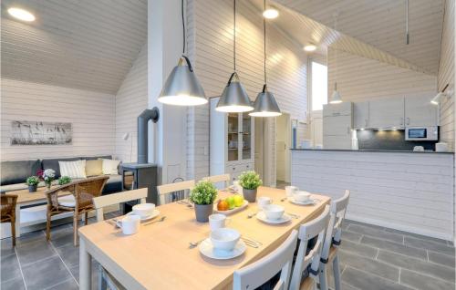 a kitchen and dining room with a table and chairs at Amazing Home In Krems Iiwarderbrück in Göls