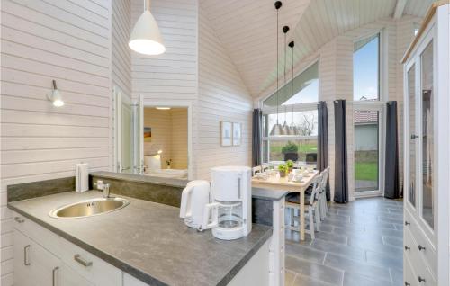 uma cozinha com um lavatório e um balcão com uma mesa em Awesome Home In Krems Ii-warderbrck With Sauna em Göls