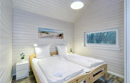 um quarto com uma cama num quarto branco em Awesome Home In Krems Ii-warderbrck With Sauna em Göls