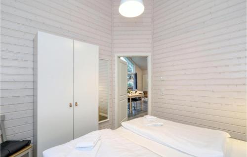 a white room with a bed and a mirror at Amazing Home In Krems Iiwarderbrück in Göls