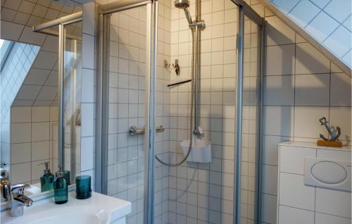 Vonios kambarys apgyvendinimo įstaigoje Stunning Apartment In Butjadingen With Kitchen