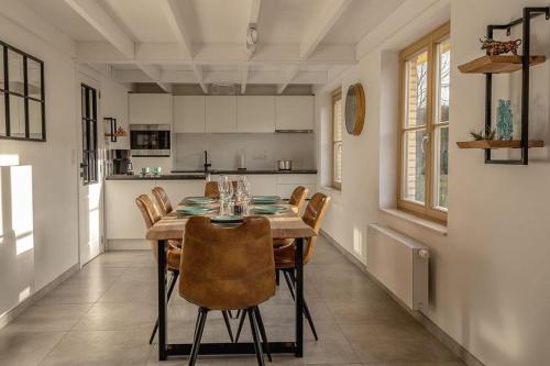 a kitchen and dining room with a table and chairs at Casa di Luna in Middelkerke