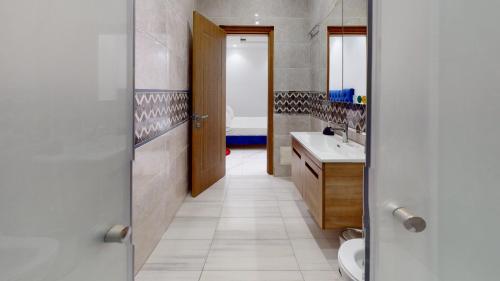 MARINA APPART Hôtel في داكار: حمام مع مرحاض ومغسلة