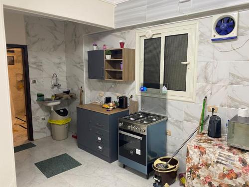Ett kök eller pentry på New Cairo lux apt in lux villa basement1