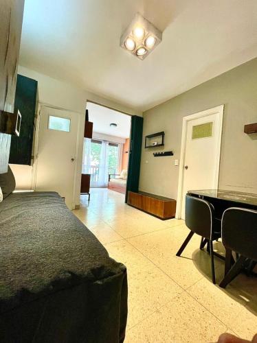 Un dormitorio con una cama y una mesa. en Departamento Excelente Ubicacion en Mar del Plata