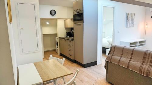 Ce petit appartement dispose d'une cuisine, d'une table et d'une chambre. dans l'établissement Proche Carlton & Croisette, Appartement 401 - Palmazur Vacances, à Cannes