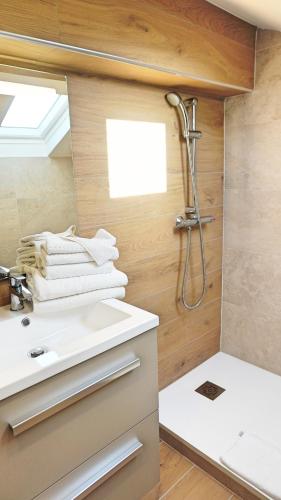 une salle de bain avec douche et lavabo dans l'établissement Proche Carlton & Croisette, Appartement 401 - Palmazur Vacances, à Cannes