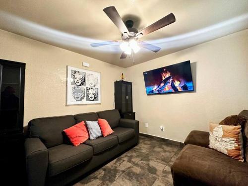 The Rustic @ Paseo de Encinal Dr # 2 – Photos 5