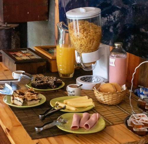 una tavola con piatti di cibo e un frullatore di Hostería Punta Sur en Lago del Desierto no Chalten a El Chalten