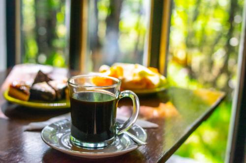 una tazza di caffè su un tavolo con un piatto di cibo di Hostería Punta Sur en Lago del Desierto no Chalten a El Chalten