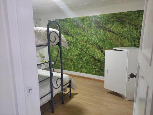 un dormitorio con una pared con una pintura en la pared en Departamento Parque la Libertad, en Cuenca