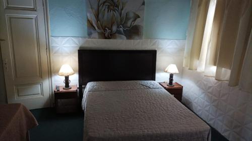 1 dormitorio con 1 cama y 2 lámparas en las mesas en Apartamento Las Hortensias, en La Pedrera