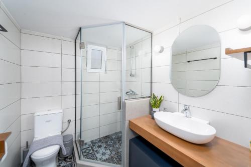 biała łazienka z umywalką i toaletą w obiekcie Modern flat with garden 5min walk from city center w mieście Ejo