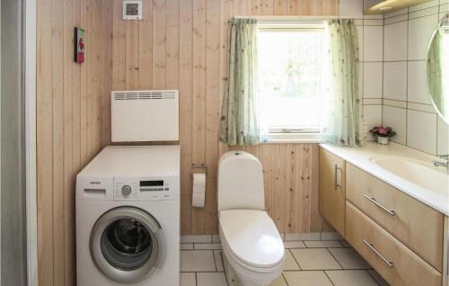 Nice Home In Sams With Kitchen في Nordby: حمام مع غسالة ومغسلة