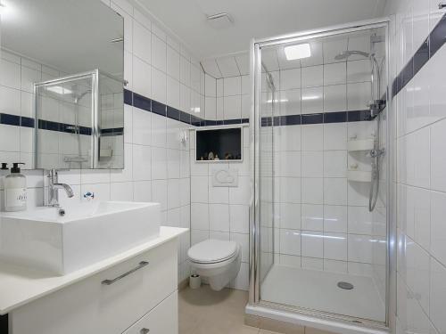 y baño con ducha, aseo y lavamanos. en Welcoming holiday home in Grou with bubble bath, en Grou