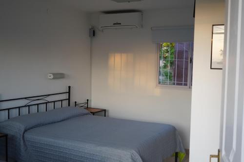 1 dormitorio con cama y ventana en La Posada de Salim en La Punta