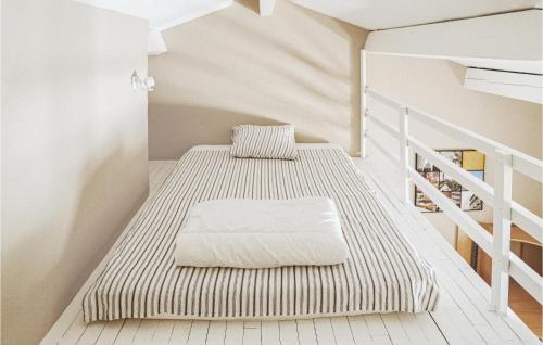 - 2 lits dans une chambre avec escalier dans l'établissement 3 Bedroom Amazing Home In Rochefort, à Rochefort-du-Gard