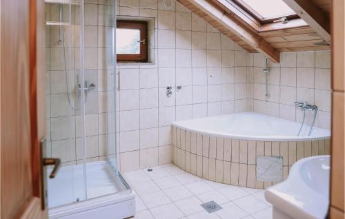 y baño con bañera, aseo y lavamanos. en Gorgeous Home In Gospic With Kitchen en Gospić