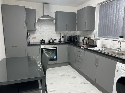 A kitchen or kitchenette at Beautiful and Homely 3 Bed House With FREE Parking So Close To Man City and City Centre