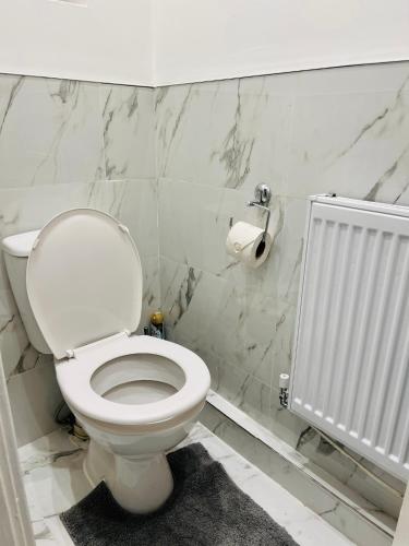 Beautiful and Homely 3 Bed House With FREE Parking So Close To Man City and City Centre photo 10