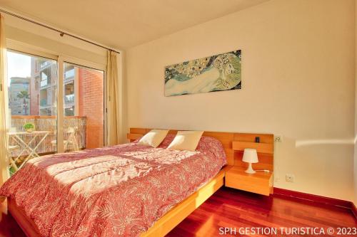 a bedroom with a bed and a large window at Walker Apartamento Centro Murcia con parking privado in Murcia