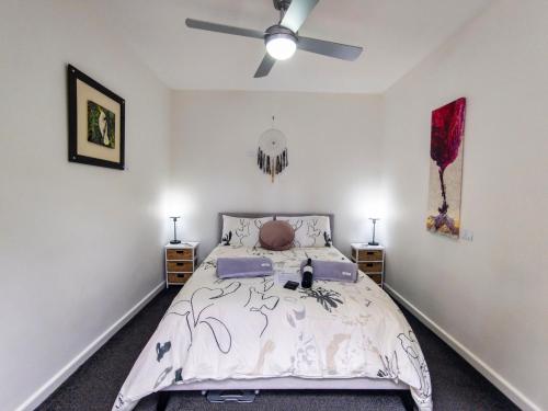 um quarto com uma cama e uma ventoinha de tecto em A Coonawarra Experience em Penola