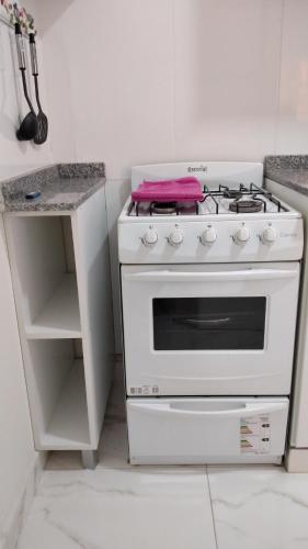 een witte kachel in een keuken met een aanrecht bij Departamento 51 TORRE PARIS in Resistencia