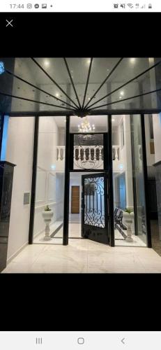 een gebouw met een glazen deur in een gebouw bij Departamento 51 TORRE PARIS in Resistencia