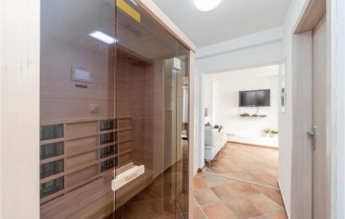 uma porta giratória de vidro num corredor com uma casa de banho em Gorgeous Home In Vrsi Mulo With Sauna em Vrsi